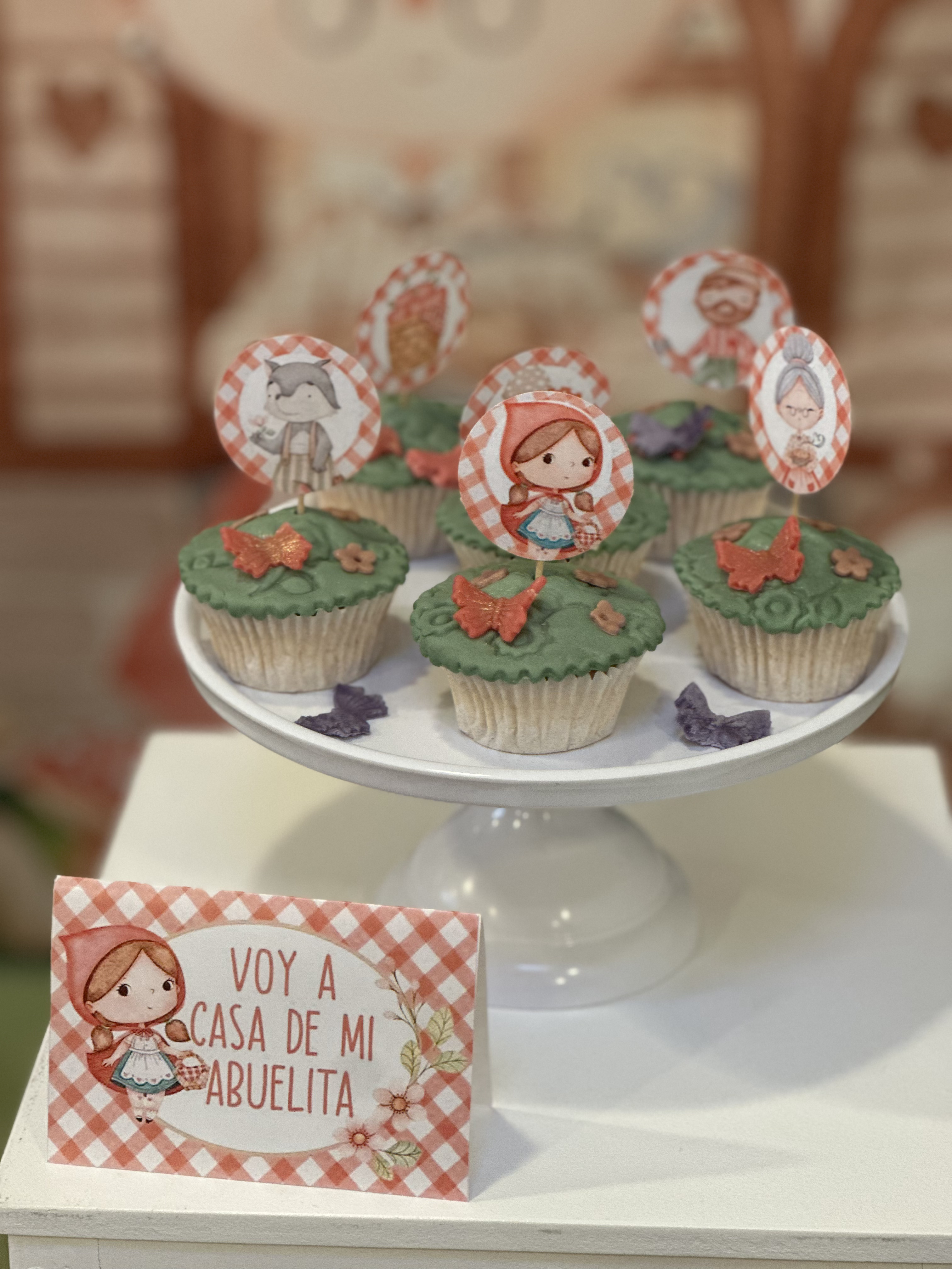 Mesa dulce para bautizo en Madrid con globos y flores