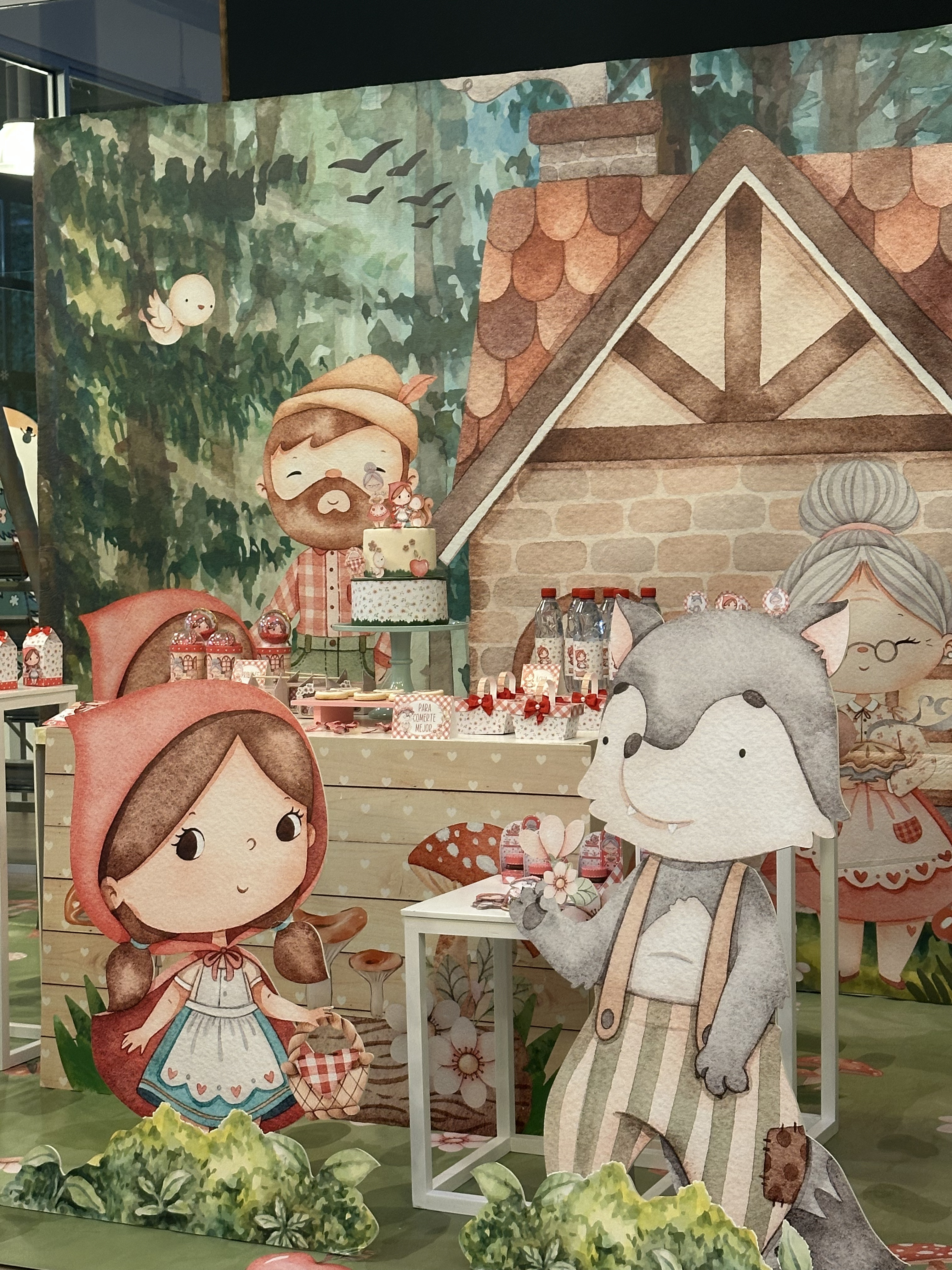 Decoración editorial para boda con flores y globos en Madrid