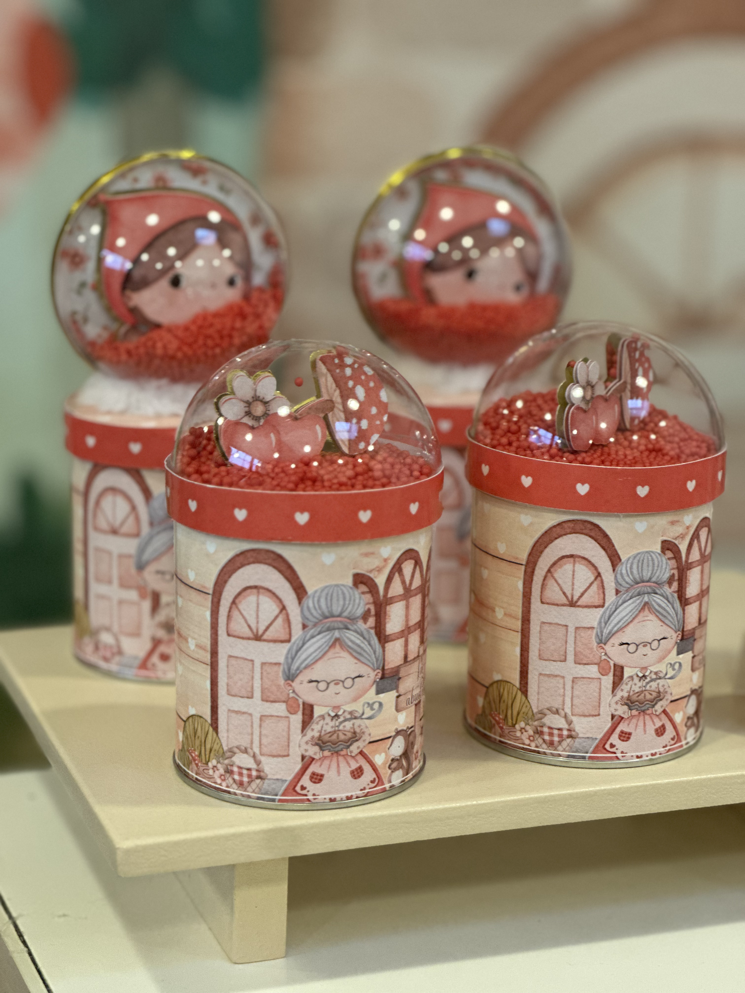 Decoración de baby shower con globos y mesa dulce en Madrid