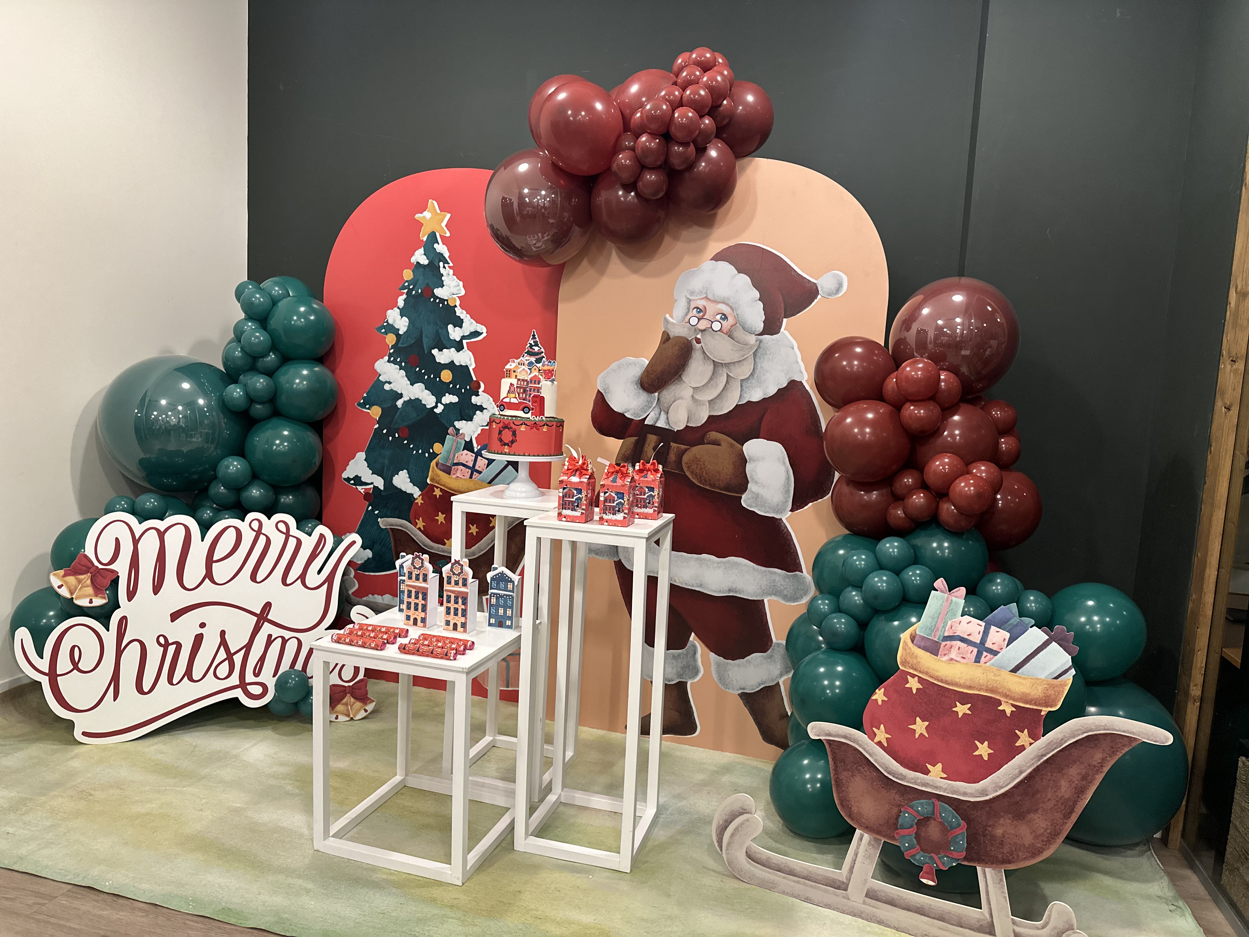 Mesa dulce editorial con flores y papelería creativa