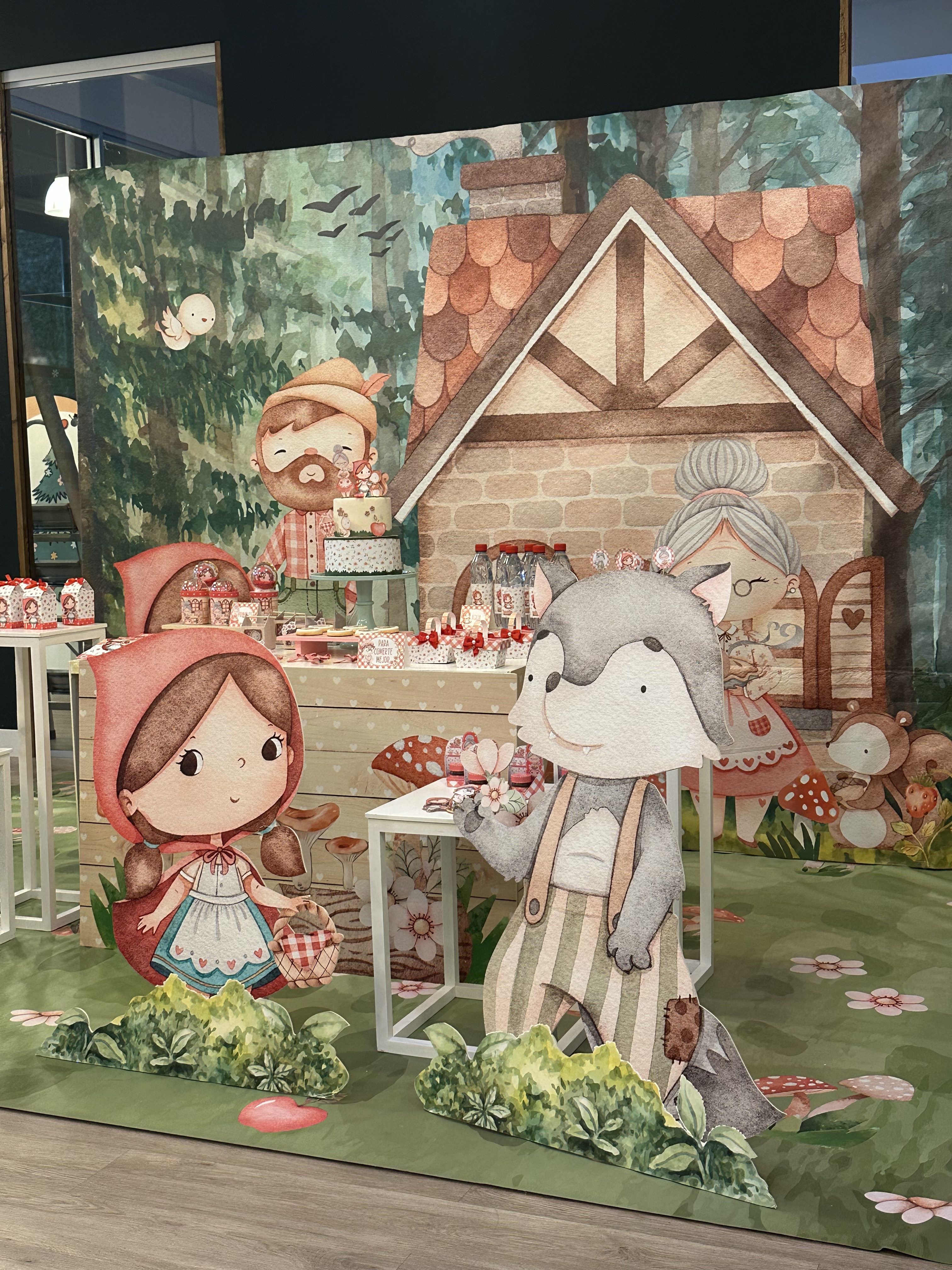 Rincón de bienvenida decorado con globos y flores en Madrid