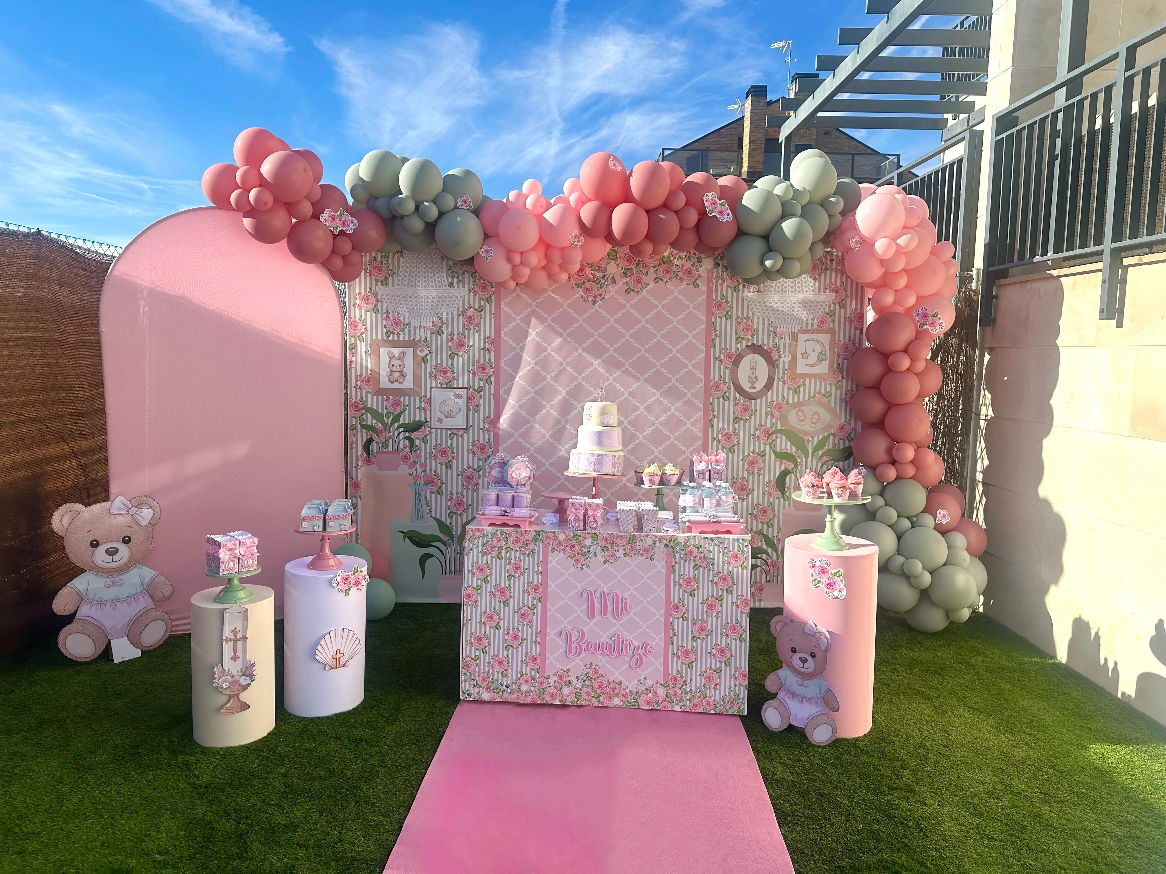 Decoración de evento con globos y mesa dulce en Madrid